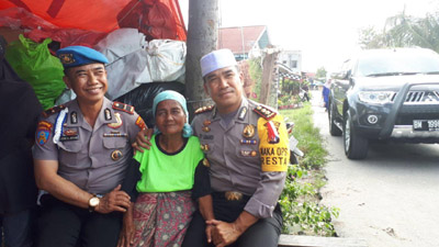 Nenek Pencari Barang Bekas saat Disambangi Tim Jumat Barokah
